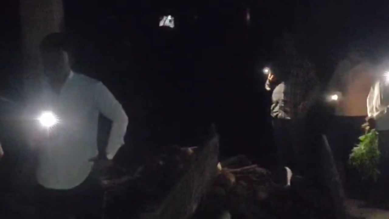 अजित पवारांच्या आमदाराने दत्तक घेतलेले गाव अंधारात, अंत्यसंस्कारासाठीही लाईट नाही, मग ग्रामस्थांनी केलं असं काही... Video समोर अजित पवारांच्या आमदाराने दत्तक घेतलेले गाव अंधारात, अंत्यसंस्कारासाठीही लाईट नाही, मग ग्रामस्थांनी केलं असं काही... Video समोर