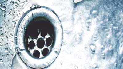 बाथरूमच्या ड्रेनेज पाईपमध्ये केसं अडकून चोकअप होतयं?... ही पद्धत वापरून पहा, काही मिनिटांत होईल साफ