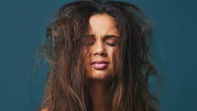 रात्री झोपताना केलेल्या या चुका केस फ्रिजी होण्यास आणि तुटण्यास ठरतात कारणीभूत