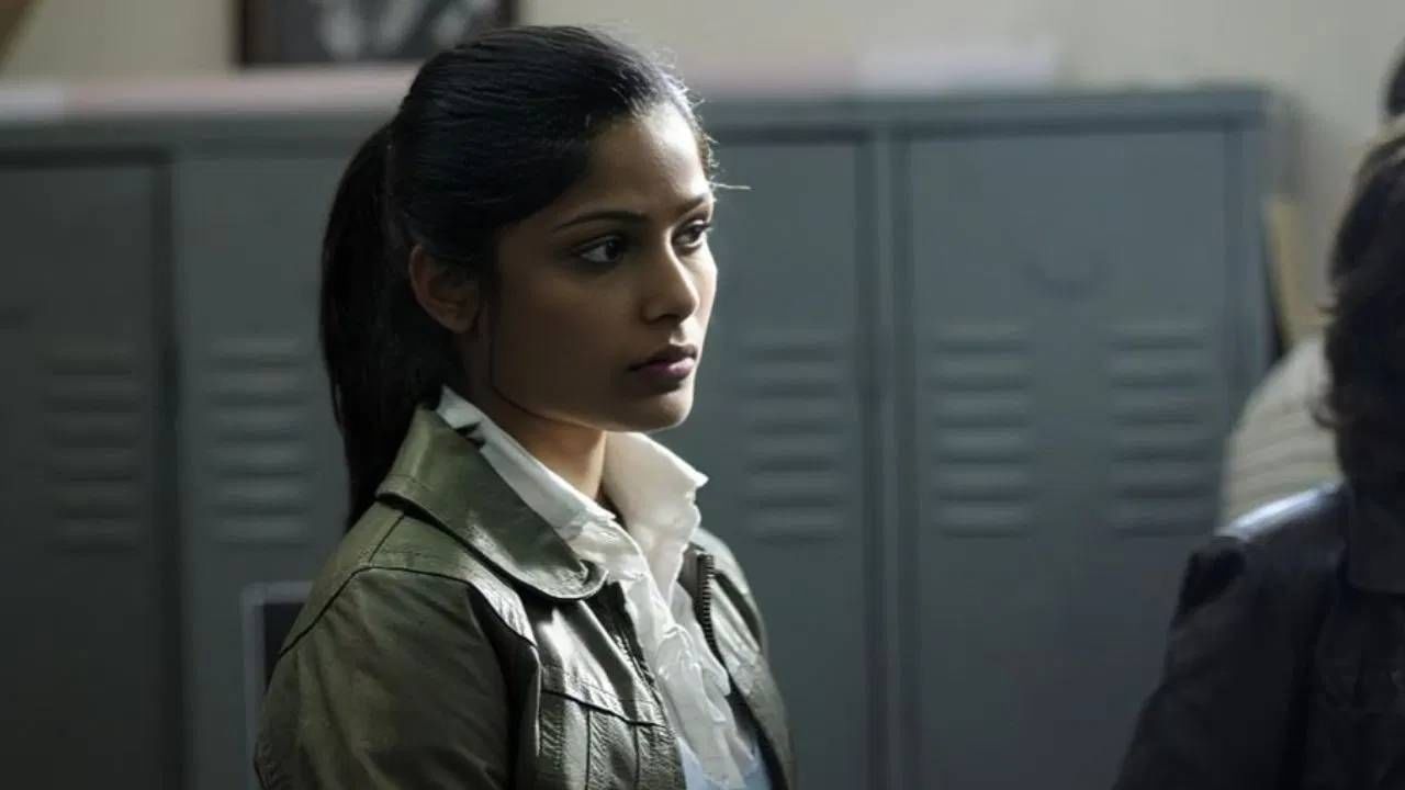 फ्रीडा पिंटो चित्रपटात येण्याआधी एक मॉडेल आणि अँकर होती. तिने मॉडलिंगमधून आपल्या करिअरची सुरुवात  एलीट मॉडल मॅनेजमेंट इंडियामधून केली. अनेक प्रसिद्ध कंपन्यांच्या जाहीरातींमध्ये ती दिसलेली. 