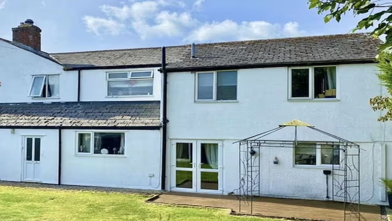 फक्त 42 लाखांमध्ये व्हा आलिशान घराचे मालक, घर राजवाड्यासारखं पण बाथरुम पाहून व्हाल थक्क