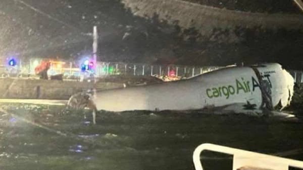 Plane Crash : भीषण अपघात, विमान धावपट्टीवरुन घसरुन थेट समुद्रात कोसळलं, VIDEO