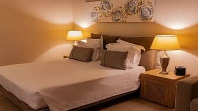 हॉटेलच्या रूममधली ही वस्तू कधीच धुतली जात नाही, चुकनही लावू नका हात, हॉटेल कामगारानं जे सांगितलं ते ऐकून बसेल धक्का