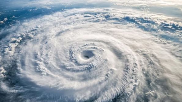 सध्या हे वादळ 21 किमी प्रतितास वेगान अमेरिकेच्या पूर्व-उत्तर दिेशेने सरकत आहे. या वादळाचा बरमुडालाही धोका निर्माण झाला आहे. या वादळामुळे तुफान वारा, मुसळधार पाऊस होण्याची शक्यता आहे. 