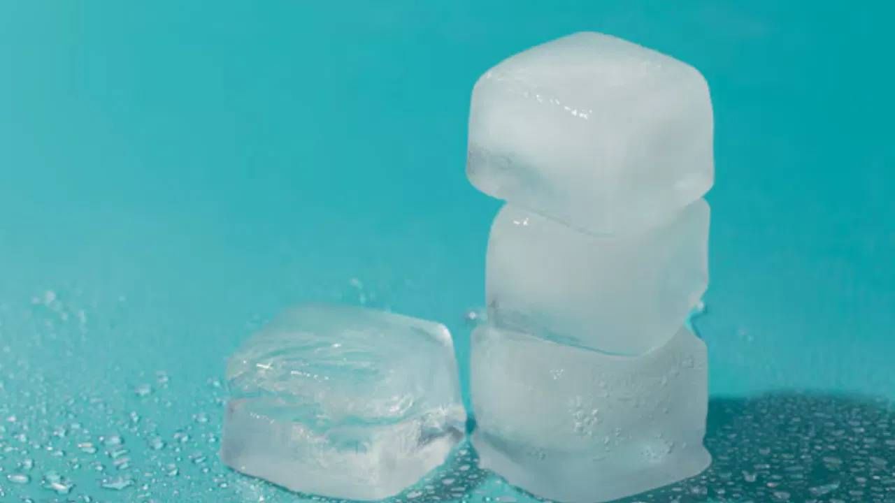  स्क्रब केल्यानंतर आईस क्यूब वापरणे अधिक फायदेशीर ठरते. मात्र, शक्यतो दिवसातून एकपेक्षा जास्त वेळ आईस क्यूब करणे टाळा.