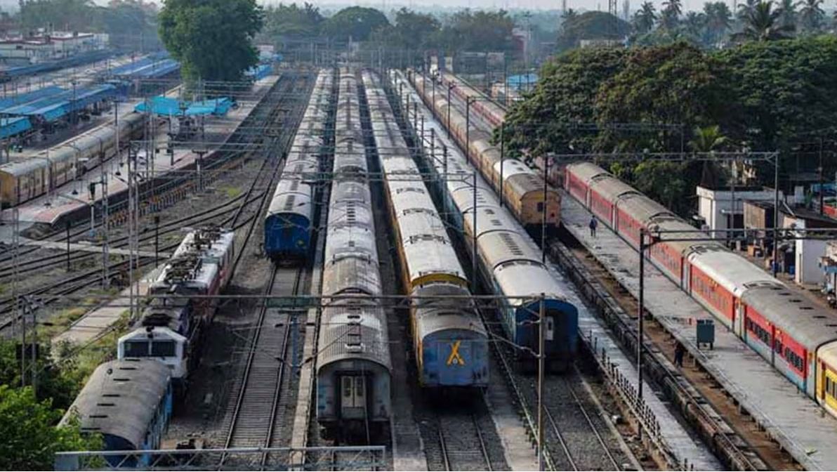 जर तुम्ही ट्रेनने प्रवास करत आहात आणि तुमचे तिकीट हरवले, तर लागलीच टीटीईला सांगा. ते तुमची सिट आणि बुकींग चेक करुन तुम्हाला दुसरा कोणता तरी पर्याय देऊ शकतात.वा तुमची माहीती योग्य निघाली तर तुम्हाला मॅन्युअल ( कागदी) तिकीटाशिवाय प्रवास करता येईल. 