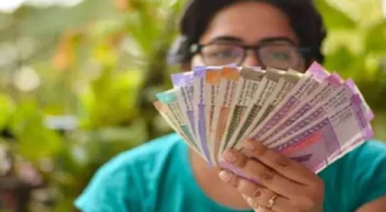 तंत्रज्ञानातील प्रगती, शिक्षणासाठी मिळत असलेली संधी यामुळे महिला गुंतवणुकीच्या बाबतीत अधिक सजग होताना पाहायला मिळत आहेत. सध्या बचत आणि गुंतवणुकीच्या अशा काही खास योजना आहेत, ज्यांच्या माध्यमातून महिला चांगला परतावा मिळवू शकतात.