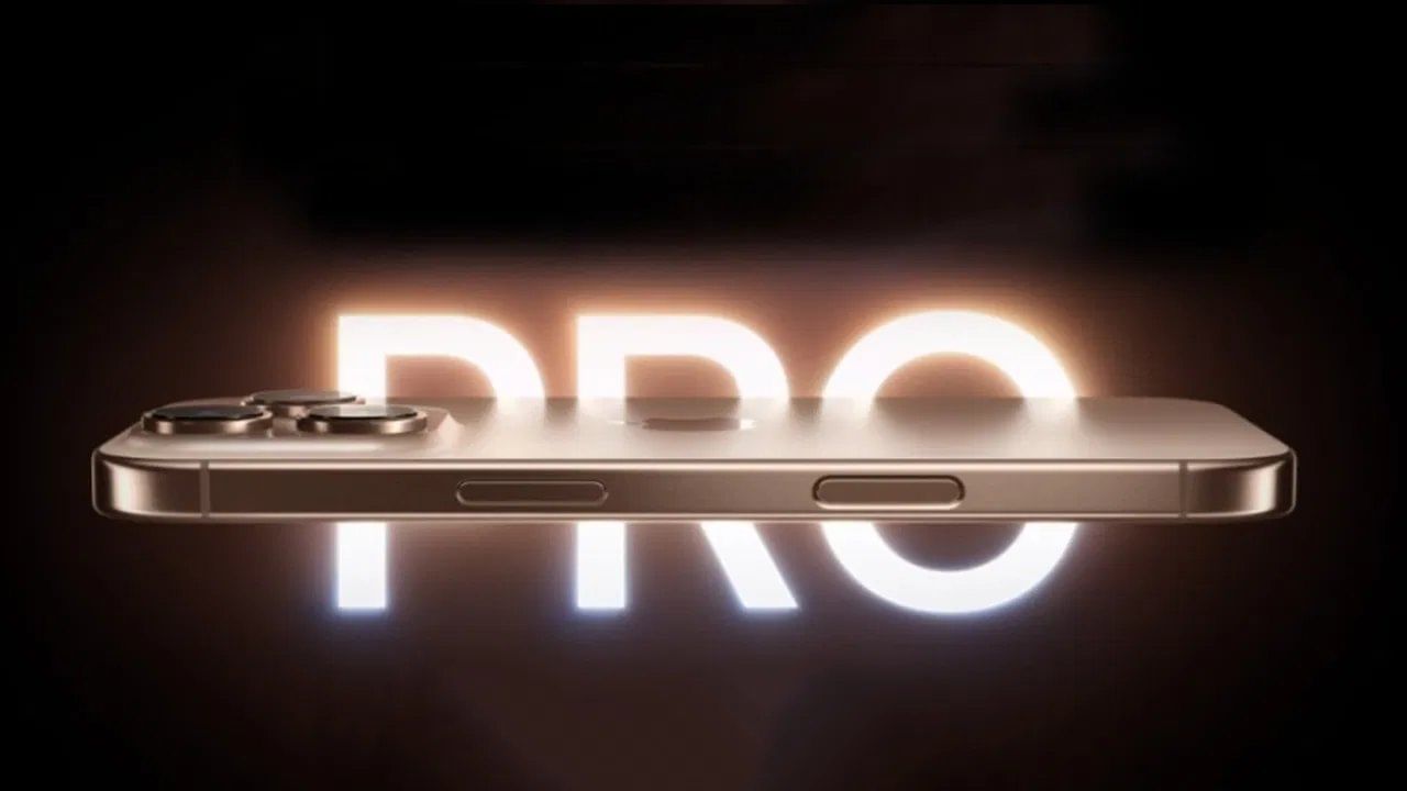 काही विक्रेते २५६ जीबी मॉडेलच्या फोनची किंमत ५,७३,९९९ पाकिस्तानी रुपये इतकी आहे. भारतात iPhone 17 Pro Max च्या बेस मॉडेलची (२५६ जीबी) किंमत १,४९,९०० पासून सुरू होत आहे.