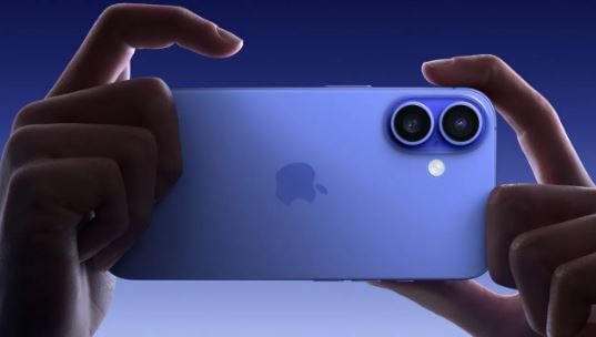  वापरायला आयफोन असणे ही आजकाल प्रतिष्ठेची बाब मानली जाते. आयफोनची किंमत ही 60 हजार रुपयांच्या पुढेच आहे. त्यामुळे आयफोन जवळ असणे ही भूषणावह बाब मानली जाते. 