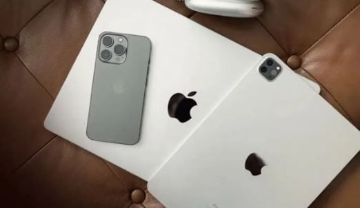 आयफोनमधील कॅमेरा तसेच इतर फिचर्स हे इतर कोणत्याही फोनपेक्षा सरस असतात. त्यामुळेच लोक आयफोन घेणे पसंद करतात. आजघडीला भारतात कोट्यवधी लोकांकडे आयफोन आहे. 