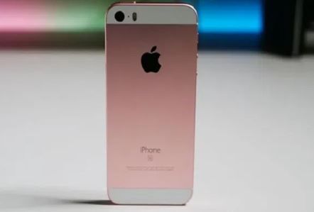 पण iPhone या नावातील i या इंग्रजी अक्षराचा अर्थ मात्र फारच कमी लोकांना माहिती आहे. अॅपल कंपनीने आपल्या मोबाईल फोन्सना नाव देनाता i हे अक्षर सहज म्हणून वापरलेले नाही. या अक्षराचा एक खास अर्थ आहे. 