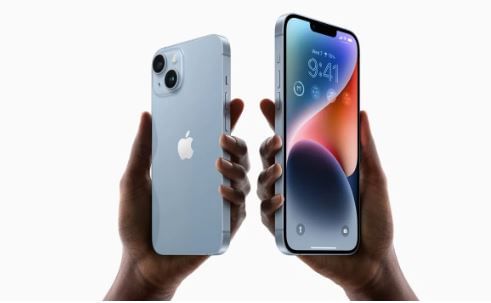 अनेकांना वाटते की iPhone या नावातील i चा अर्थ Internet असा आहे. पण ते चुकीचे आहे. या आयला तसं पाहायचं झालं तर अनेक अर्थ आहेत. अॅपल कंपनीचे संस्थापक स्विव्ह जॉब यांनीच iPhone या नावातील i या अक्षराचा अर्थ सांगितलेला आहे. 