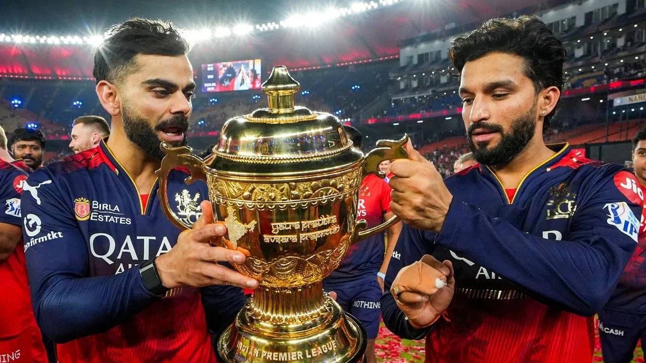 IPL 2026 सीजनला अजून 6 महिने बाकी आहेत. त्याआधी नव्या सीजनसाठी लिलाव होणार आहे. पुढच्या दोन महिन्यात हा लिलाव होईल. एका रिपोर्टनुसार मिनी ऑक्शन 15 ते 17 डिसेंबर दरम्यान होऊ शकते. 15 नोव्हेंबर रिटेंशन लिस्ट जारी करण्याची डेडलाइन आहे. प्राथमिक रिपोर्टनुसार, ज्या खेळाडूंची एकूण किंमत 97.35 कोटी येते, त्या सर्व  खेळाडूंना रिलीज केलं जाऊ शकतं.  (Photo: PTI)