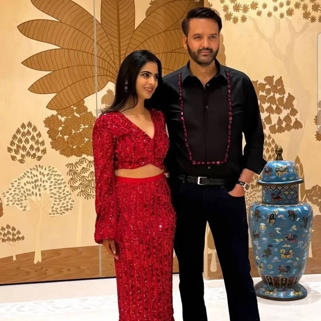 या प्रसंगी ईशाचे पती आनंद पिरामलने फुल ब्लॅक आऊटफिट परिधान केलेला. त्यांच्या गळ्यात लाल रत्नांची माळ घातलेली. ईशाच्या बर्थ डे ड्रेसला ही माळ मॅच करत होती. 