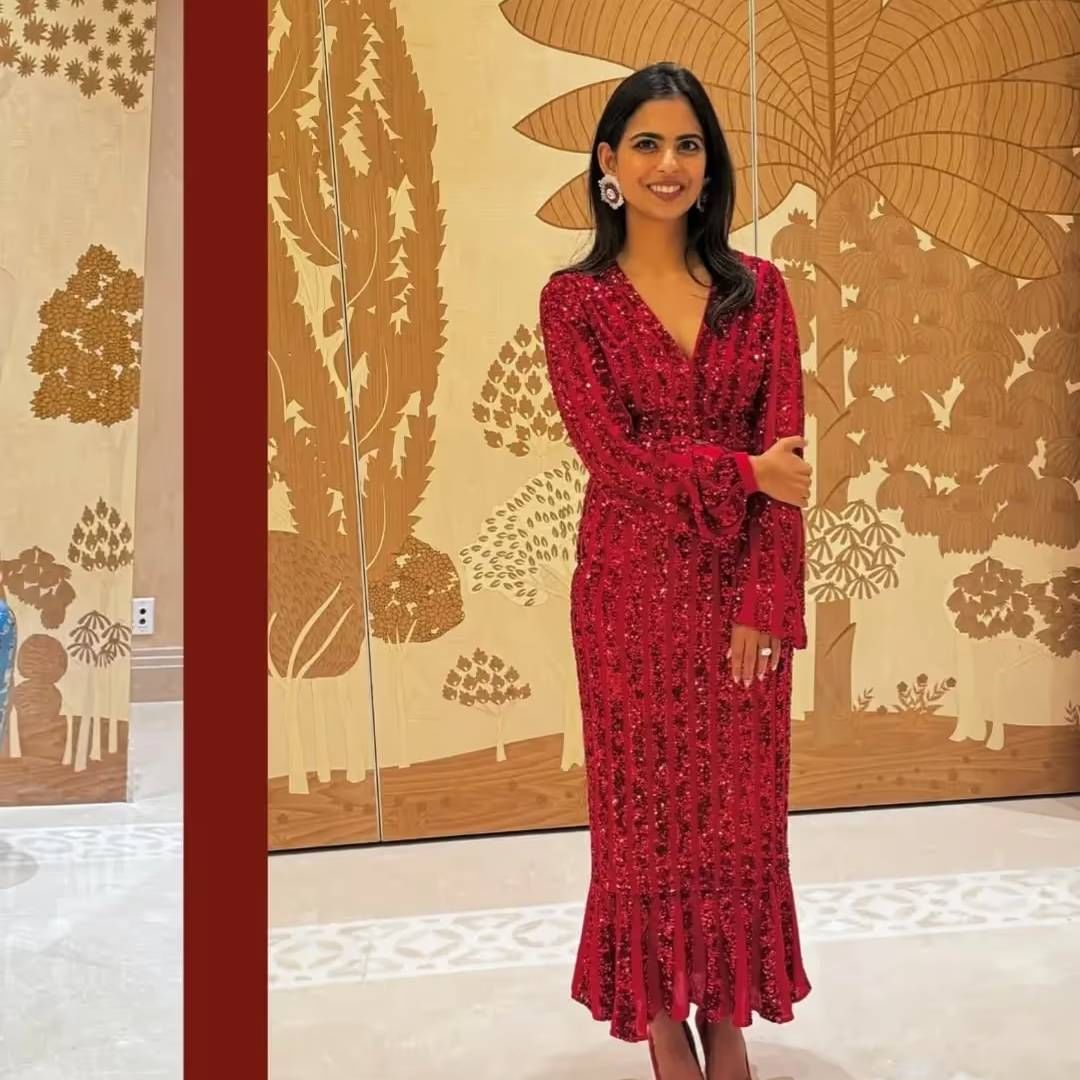  इन्स्टाग्राम पेज बॉलिवूड सेलिब्रिटी स्टाइलनुसार, या ब्लाऊजच नाव वेनिक्स केमिली क्रॉप टॉप आहे. त्याची किंमत 38,994 आणि स्कर्टची किंमत 95,201 आहे. एकूण मिळून हा ड्रेस दीडलाखाचा आहे. 