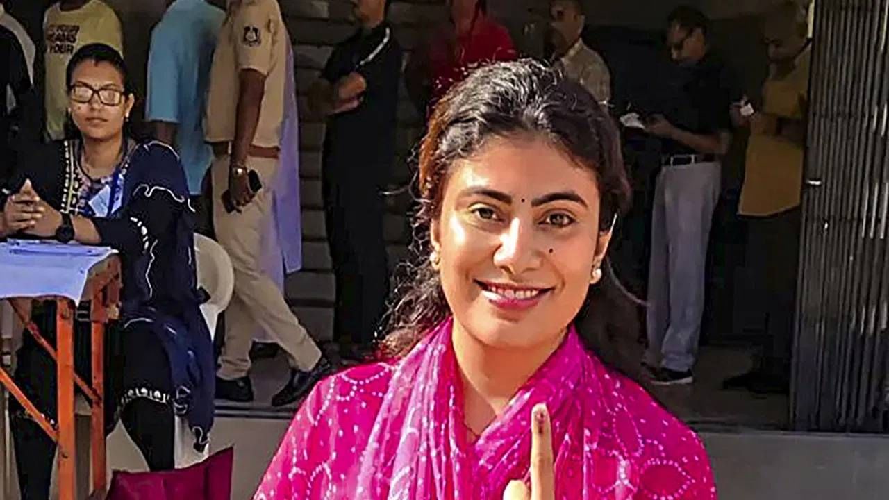 17 ऑक्टोंबर रोजी रिवाबाने गांधीनगरमध्ये मंत्री म्हणून शपथ घेतली. रिवाबा जामनगरमधून आमदार आहे. वर्ष 2019 मध्ये तिने भाजपत प्रवेश केला.  (PTI)