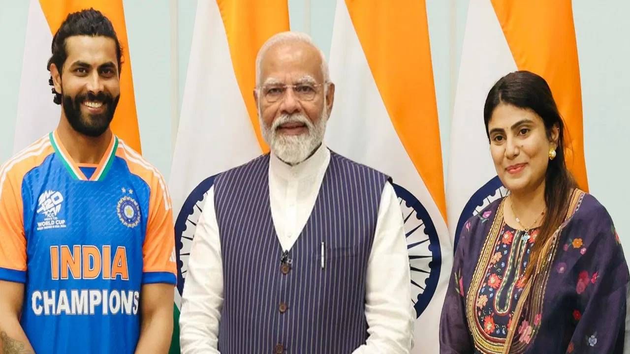 रवींद्र जडेजाची पत्नी रिवाबा गुजरातच्या श्रीमंत आमदारांपैकी एक आहे. रिपोर्ट्सनुसार, तिची संपत्ती 100 कोटीच्या आसपास आहे. यात पती रवींद्र जडेजाची संपत्ती सुद्धा आहे. (PTI)