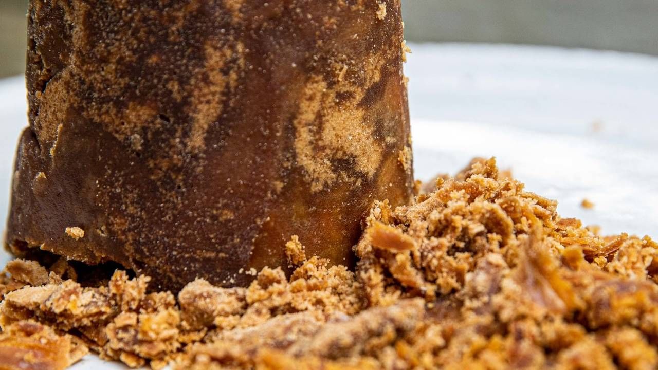 आपल्या सर्वांनाच माहिती आहे की, गूळ आपल्या आरोग्यासाठी अत्यंत फायदेशीर ठरतो. यामुळे आरोग्याच्या अनेक समस्या दूर होण्यासही मदत होते. 