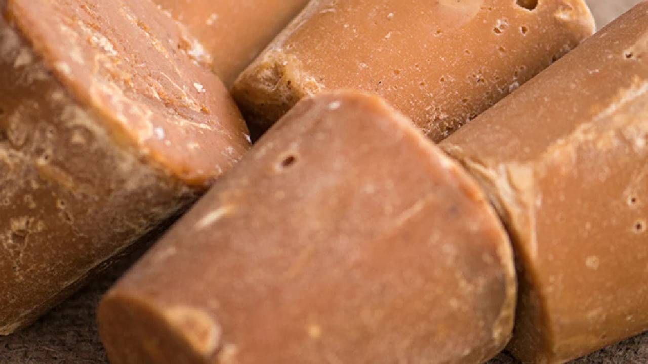 विशेष म्हणजे यामुळे वजन वाढण्याचेही अजिबात टेन्शन राहत नाही. शिवाय गूळ खाल्ल्याने पचनाचीही समस्या दूर होते. यामुळे दररोज रात्रीच्या जेवणानंतर थोडासा गूळ आणि तूप खाऊ शकता. 