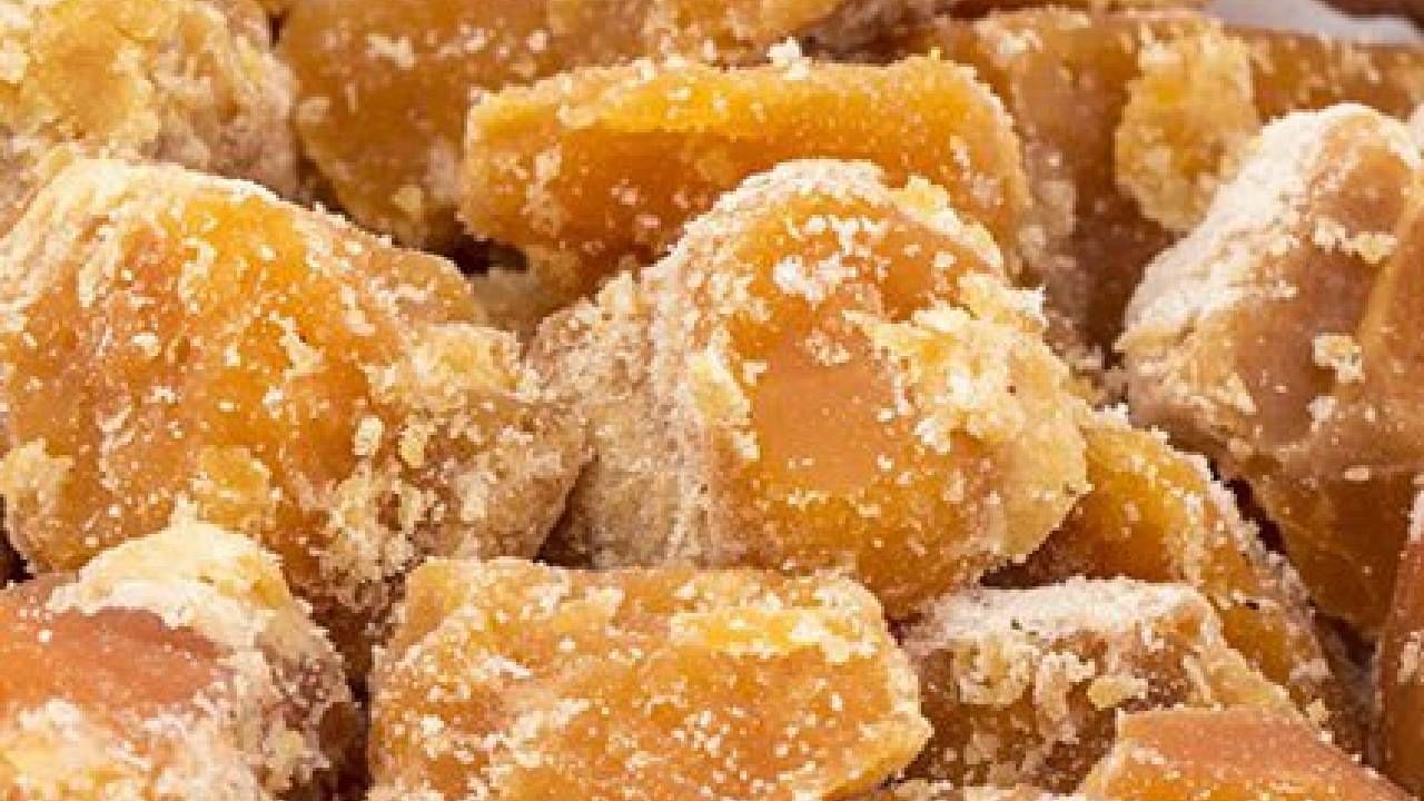 दररोज रात्री झोपण्यापूर्वी गोड पदार्थ खाल्ले तर पचनासोबतच वजन वाढण्याचीही समस्या निर्माण होऊ शकते. अशावेळी आपण गूळ आणि तूप थोडेस मिक्स करून खाऊ शकतो. 