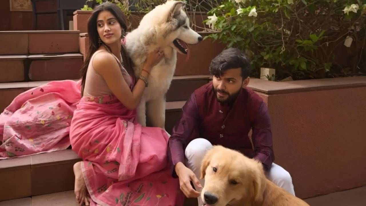 अभिनेत्री जान्हवी कपूरचं रिलेशनशिप जगजाहीर आहे. कधी गळ्यात बॉयफ्रेंडच्या नावाचा नेकलेस घालून तर कधी त्याच्यासोबत तिरुपती बालाजींचं दर्शन घेऊन.. जान्हवीने अप्रत्यक्षपणे नात्यावर शिक्कामोर्तब केला आहे. जान्हवीचा बॉयफ्रेंड शिखर पहारिया कोण आहे, ते जाणून घेऊयात.. 
