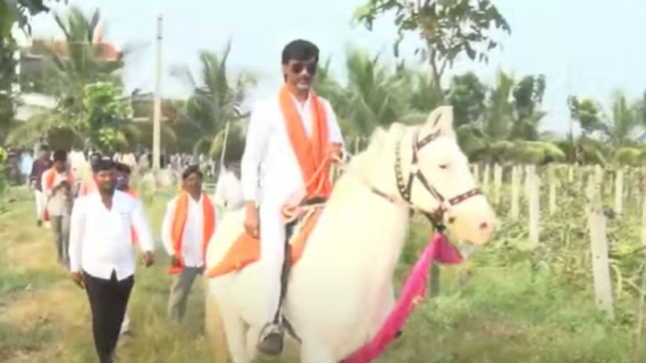 मराठा समाजासाठी दिवसरात्र झटणारे मनोज जरांगे पाटील यांचं आज एक नवं रूप पहायला मिळालं. जरांगे पाटलांनी जालना जिल्ह्यातील अंतरवाली सराटीमध्ये घोडेस्वारीचा  आनंद घेतला. 