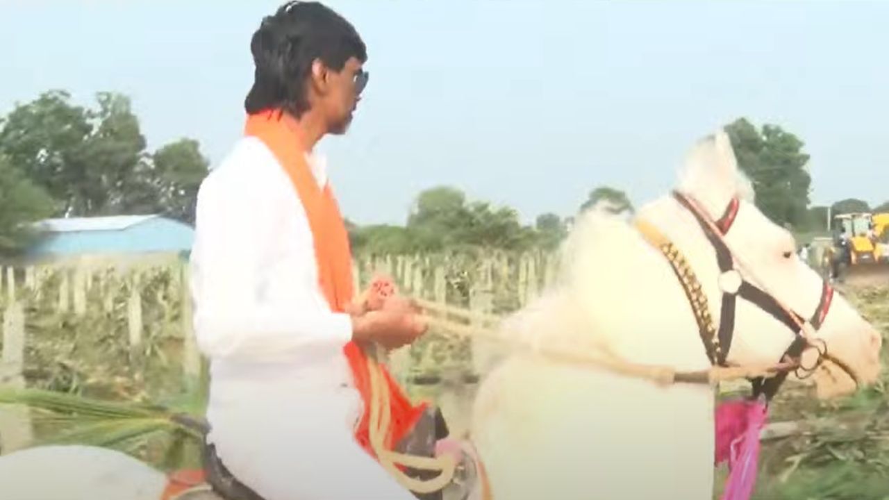 दरम्यान, मनोज जरांगे पाटील यांच्या आंदोलनानंतर राज्य सरकारने मराठा समाजाला ओबीसी प्रवर्गातून आरक्षण देण्याचा निर्णय घेतला आहे. यामुळे जरांगे पाटलांच्या कित्येक वर्षांच्या लढ्याला यश आले आहे. 