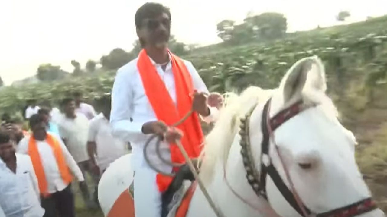 जरांगे पाटील हे घोडस्वारी करत असताना अनेक मराठा बांधव त्यांच्यासोबत होते. आता काही दिवसांनी हे सर्व मराठा बांधव दिल्लीला जाणार आहेत. 