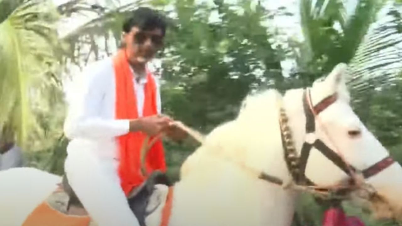 मनोज जरांगे पाटील यांनी काळा चष्मा घातला  आणि गळ्यात भगवा पंचा घेत घोडेस्वारी केली. याचे व्हिडिओ आणि फोटो सोशल मीडियावर व्हायरल झाले आहेत. 