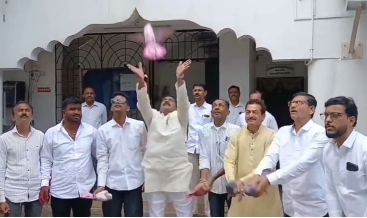 कलरवाली जातिवंत कबुतर आपल्या थव्यात घेणे म्हणजे प्रतिष्ठेच समजले जाते. यंदा पुण्यासह, हैदराबाद कर्नल येथून 350 जातिवंत कबूतर आणण्यात आली आहेत..