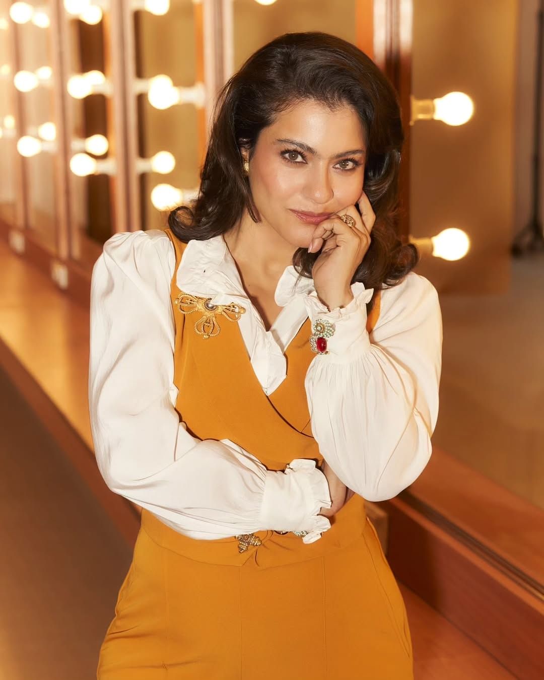 अभिनेत्री काजोल हिला आज कोणत्याच ओळखीची गरज नाही. काजोल आज बॉलिवूडपासून दूर असली तरी कोणत्या न कोणत्या कारणामुळे चर्चेत असते. आजही चाहत्यांमध्ये काजोल हिची क्रेझ कमी झालेली नाही. 