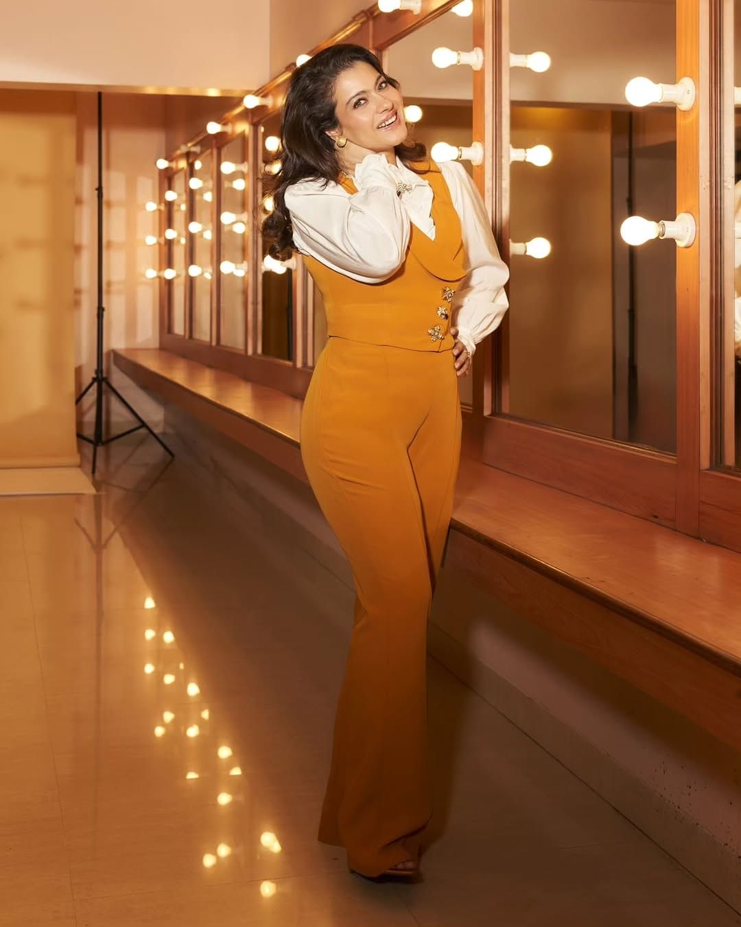 फोटो पोस्ट करत काजोल कॅप्शनमध्ये म्हणाली, 'मला चालायला आवडत... पण विशेषतः अशा लोकांसोबत जे मला त्रास देतात...', तिच्या पोस्टवर अनेकांनी लाईक्स आणि कमेंटचा वर्षाव केलाय... 