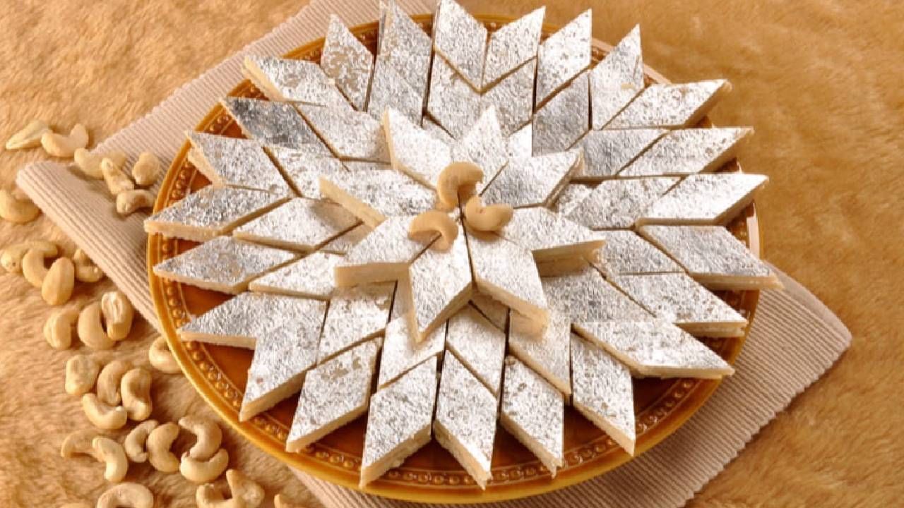 काही मिठाई सात दिवसांपर्यंत फ्रेश राहू शकतात. तूप आणि ड्रायफ्रूट्सचा वापर करून बनवलेली मिठाई अधिक दिवस टिकू शकते. या यादीत घेवर, काजूकतली यांचा समावेश आहे. 
