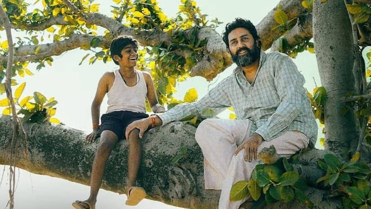 कालीधर लापता- या चित्रपटा अभिषेक बच्चनने मुख्य भूमिका साकारली आहे. अल्झाइमर असलेल्या व्यक्तीला त्याचे कुटुंबीय कुंभमेळ्या सोडून देतात. त्याचीच ही अनोखी कथा आहे. हा चित्रपट झी5 या ओटीटी प्लॅटफॉर्मवर उपलब्ध आहे. 
