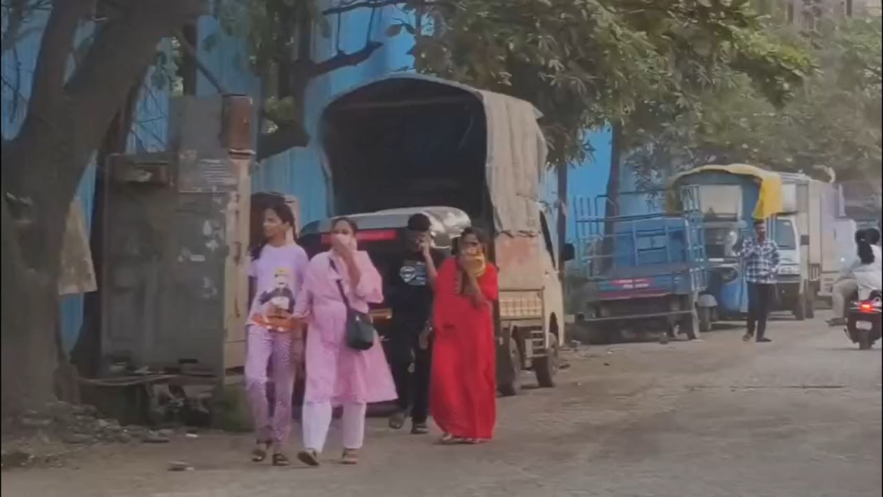 यंदाच्या पावसाळ्यात कल्याण-डोंबिवली महापालिका क्षेत्रातील रस्त्यांची चाळण झाली आहे. त्यावरील महापालिकेच्या तात्पुरत्या उपायांमुळे नागरिकांचे हाल होताना दिसत आहेत. रोगापेक्षा इलाज भयंकर अशी परिस्थिती सध्या कल्याण डोंबिवलीच्या रस्त्यांवर दिसून येत आहे.