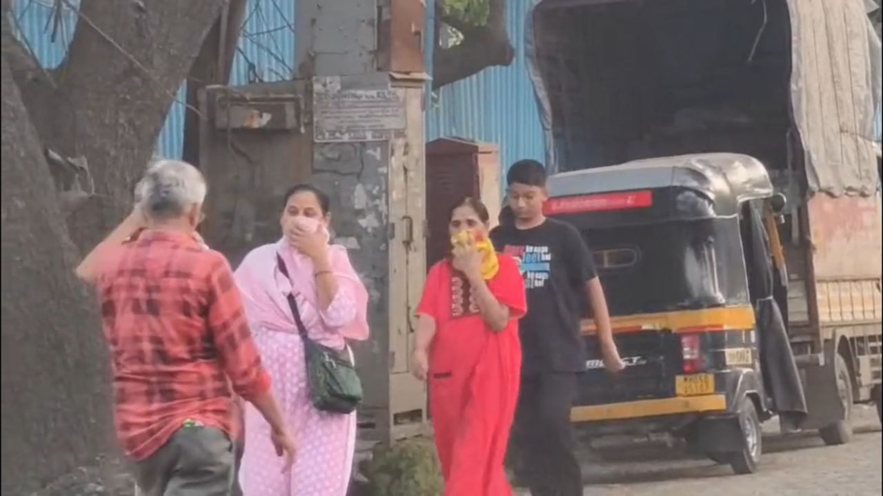 खड्ड्यांमध्ये टाकलेली माती आणि खडीचा बारीक चुरा रस्त्यावर आला आहे. वाहनांच्या ये-जा मुळे ही माती उडून मोठ्या प्रमाणात धूळ निर्माण होत आहे. सकाळ असो वा संध्याकाळ, शहराच्या अनेक भागांत रस्त्यांवर धुळीचे साम्राज्य पसरले आहे.