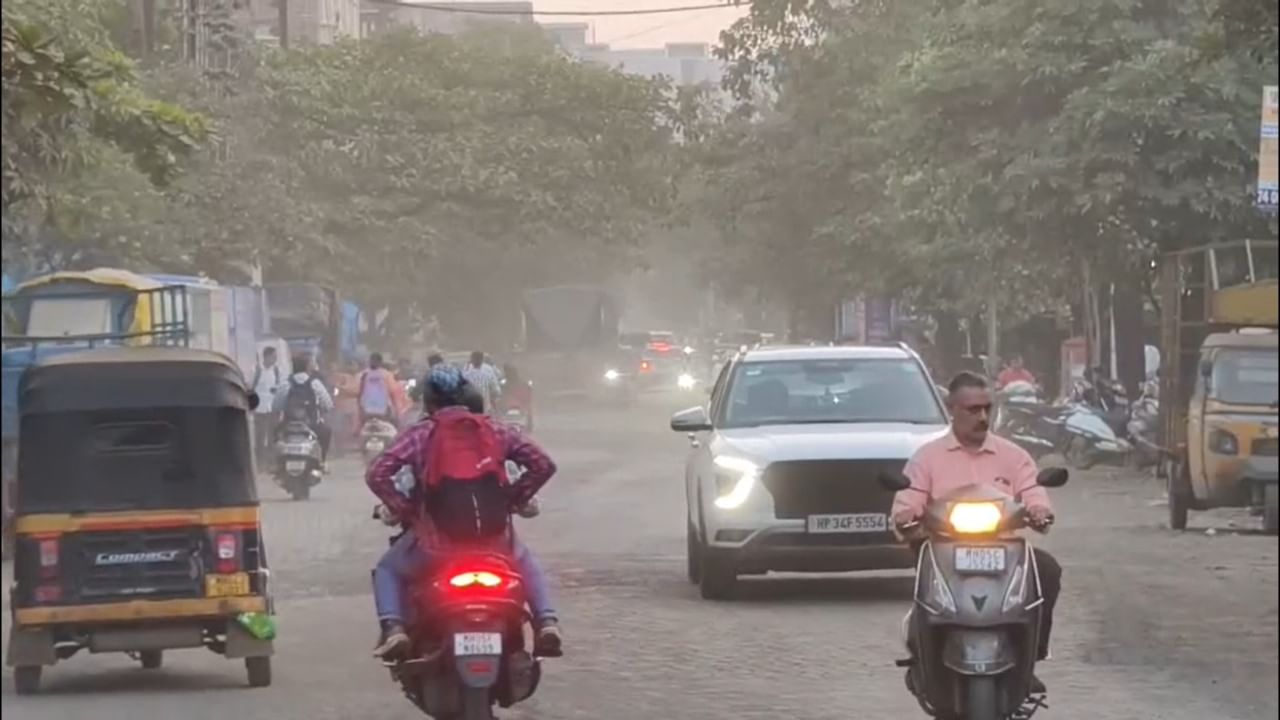 यंदाच्या अतिवृष्टीमुळे शहरातील मुख्य आणि अंतर्गत रस्त्यांवर मोठे खड्डे पडले होते. नागरिकांकडून वाढत्या तक्रारी आणि आंदोलने झाल्यानंतर महापालिकेने हे खड्डे बुजवण्यासाठी सिमेंट मिश्रित खडी आणि मातीचा वापर करून तात्पुरती मलमपट्टी केली.