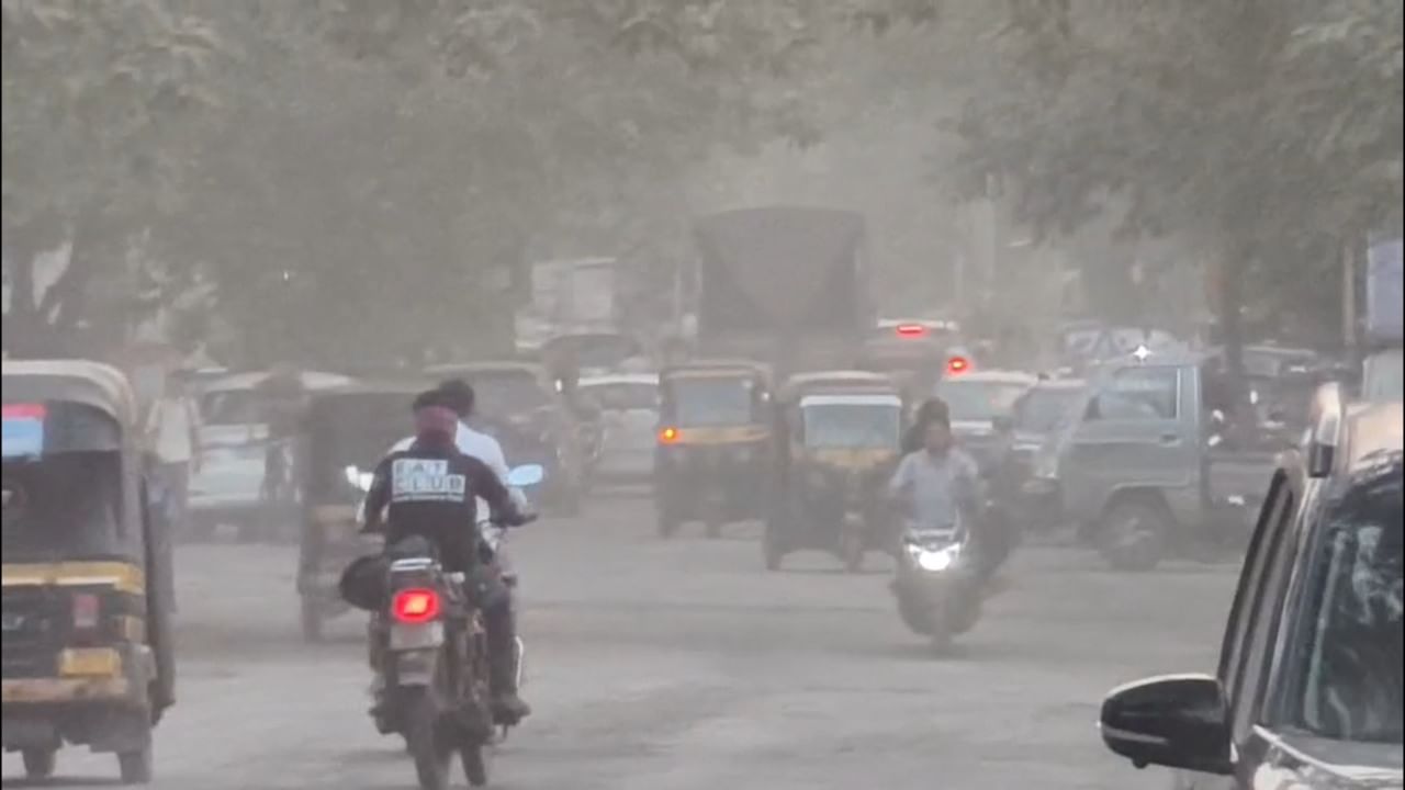 सायकलस्वार आणि पादचाऱ्यांना डोळ्यांची जळजळ, घसा खवखवणे आणि श्वास घेण्यास अडथळा निर्माण होत असल्याच्या तक्रारी वाढल्या आहेत. फुफ्फुसांचे आणि श्वसनाचे विकार असणाऱ्या जेष्ठ नागरिकांसाठी ही धूळ अत्यंत धोकादायक ठरत आहे.