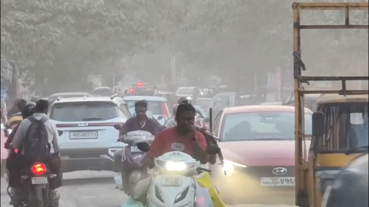 सध्या धुळीमुळे दवाखान्यात जाणाऱ्या रुग्णांची संख्या वाढल्याचे वैद्यकीय सूत्रांनी सांगितले आहे. कल्याण-डोंबिवली महापालिकेने नागरिकांच्या आरोग्याकडे आणि सुरक्षिततेकडे तातडीने लक्ष द्यावे. केवळ खड्डे बुजवून थांबू नये, तर रस्त्यांची कायमस्वरूपी दुरुस्ती करण्यासाठी ठोस पाऊले उचलावीत. कल्याण-डोंबिवलीकरांना या खड्डे आणि धुळीच्या दुष्टचक्रातून लवकरात लवकर मुक्तता मिळावी, अशी मागणी त्रस्त नागरिकांनी तीव्रपणे केली आहे.