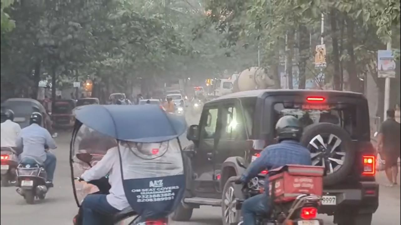 पण पुढील काळात पडलेल्या पावसाने ही मलमपट्टी काही दिवसांतच उखडली आणि रस्त्यांची अवस्था पुन्हा जैसे थे झाली. गेल्या तीन-चार दिवसांपासून पावसाने उघडीप घेतल्यामुळे महापालिकेच्या या तात्पुरत्या दुरुस्तीचा गंभीर परिणाम आता दिसू लागला आहे.