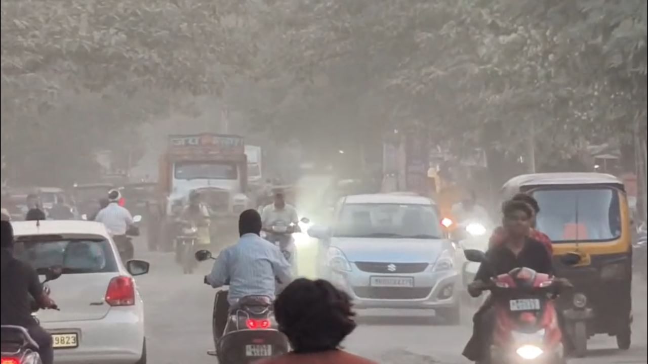 त्यातच आता खड्ड्यांनी हैराण झालेल्या कल्याण-डोंबिवलीकरांना आता खड्डे बुजवण्याच्या कामातून निर्माण झालेल्या धुळीच्या भयंकर त्रासाला सामोरे जावे लागत आहे. ज्यामुळे श्वसनाचे त्रास आणि आरोग्याच्या समस्यांमध्ये मोठी वाढ झाली आहे.