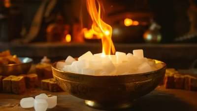 घरातील वास्तूदोष आणि नकारात्मक ऊर्जा दूर करण्यासाठी कापूराने करा हे खास उपाय