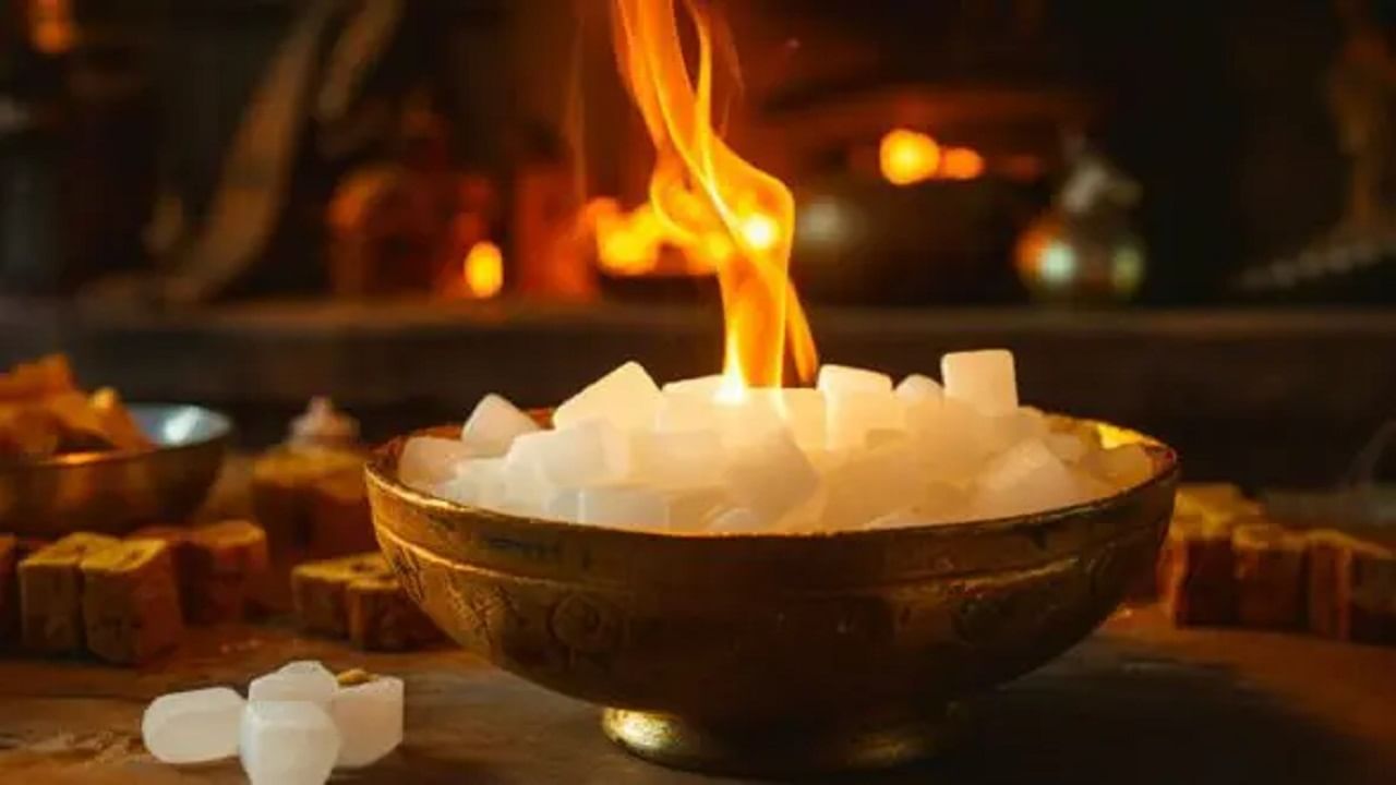 घरातील वास्तूदोष आणि नकारात्मक ऊर्जा दूर करण्यासाठी कापूराने करा 'हे' खास उपाय