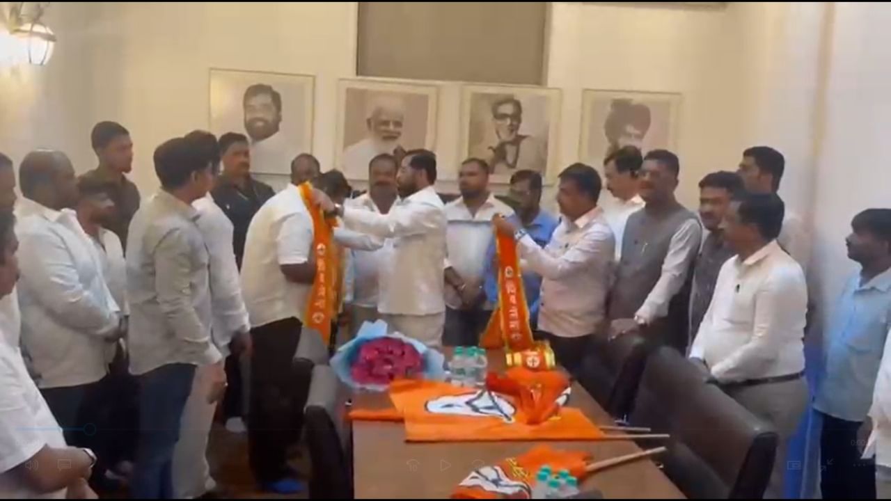 काँग्रेसच्या गडाला खिंडार, दोन माजी नगरसेवक, शेकडो कार्यकर्त्यांचा शिंदे गटाचा प्रवेश