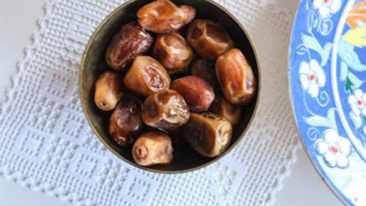  जयपुरच्या न्यूट्रिशनिस्ट डॉक्टर मेधावी गौतम यांनी सांगितलं की, खजुराने शरीराला एनर्जी मिळते. थंडीच्या सीजनमध्ये खजुर खाल्ल्याने सर्दी, खोकल्यापासून बचाव होतो. रात्री दुधासोबत खजुर खाणं चांगलं आहे. यात नॅचरल शुगर ग्लूकोज, सुक्रोज आणि फ्रुक्टोज असतात. त्याने एनर्जी मिळायला मदत होते.  