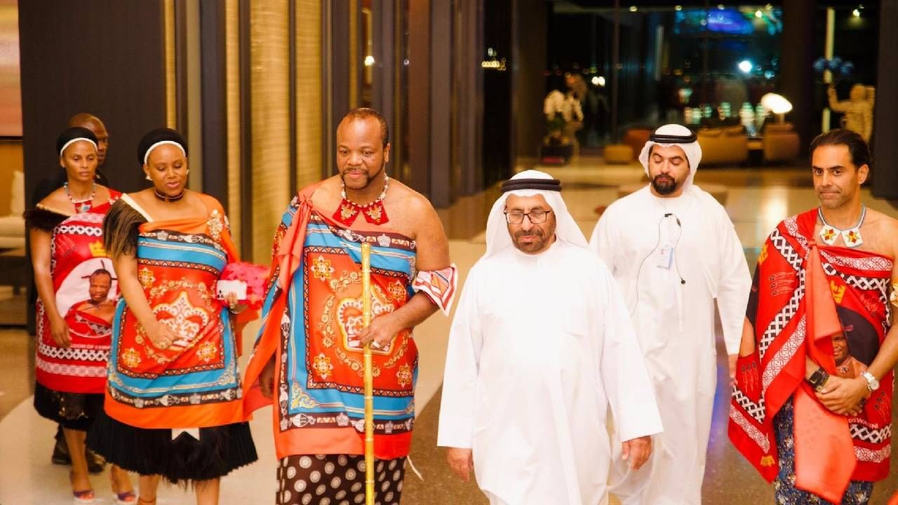 15 बायका, 30 मुलं, 100 नोकर.. विमानतळावर राजा पोहोचताच लागला लॉकडाऊन 15 बायका, 30 मुलं, 100 नोकर.. विमानतळावर राजा पोहोचताच लागला लॉकडाऊन