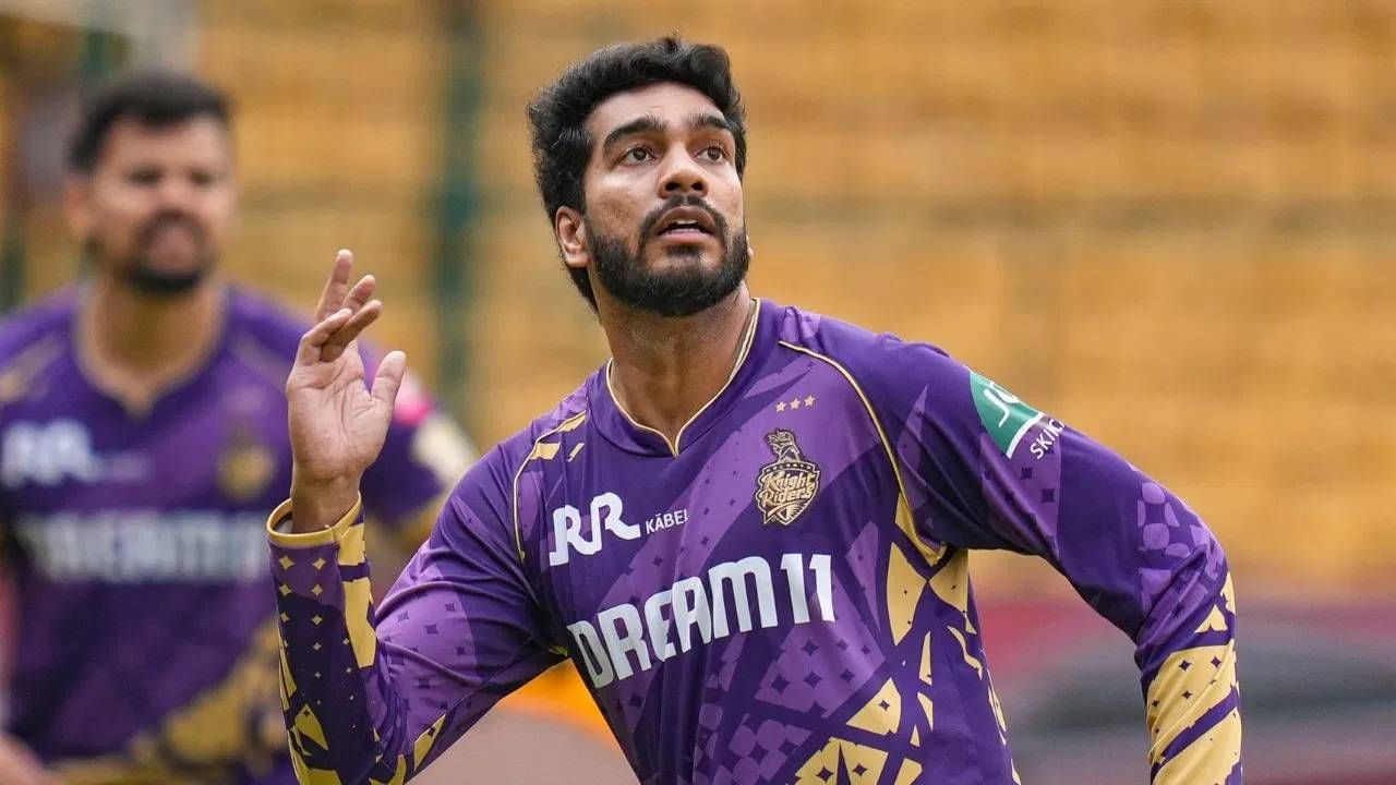 मागच्या मेगा ऑक्शनमधील सर्वात महागडा खेळाडू वेंकटेश अय्यरला सुद्धा रिलीज केलं जाऊ शकतं.  कोलकाता नाइट रायडर्सने त्याला 23.75 कोटीच्या मोठ्या किंमतीला विकत घेतलं होतं. लीगच्या इतिहासातील तो तिसरा सर्वात महागडा खेळाडू आहे. त्याचं प्रदर्शन अपेक्षेनुसार नव्हतं. त्यामुळे त्याला रिलीज केलं जाऊ शकतं.  (Photo: PTI)