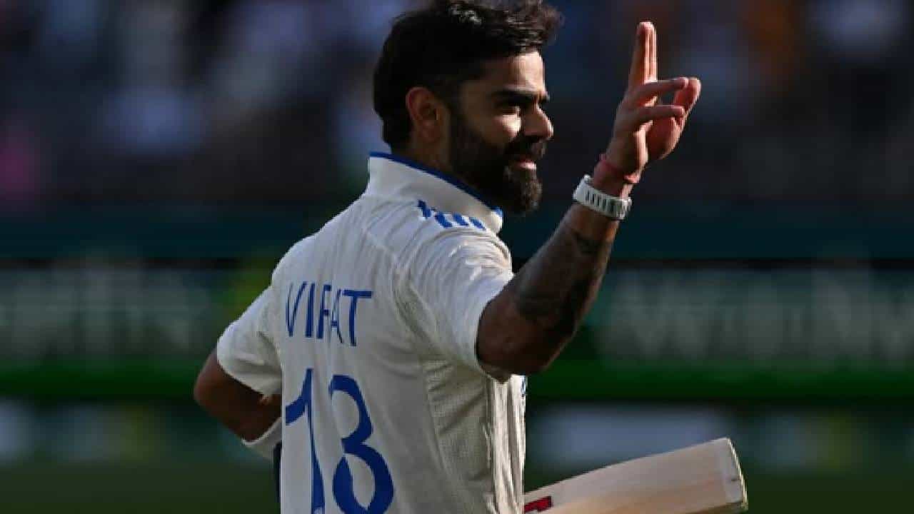टीम इंडियासोबत विराट कोहली ऑस्ट्रेलियामध्ये दाखल झाला आहे. पण तिथे जाता-जाता त्याने एक मोठं काम केलं आहे. विराटने आपल्या मोठ्या भावाचा विकास केला आहे. विराट कोहलीच्या मोठ्या भावाचं नाव विकास कोहली आहे. विराटने आपली गुरुग्रामची प्रॉपर्टी मोठा भाऊ विकासकडे सोपवली आहे. विराटने गुरुग्रामच्या आपल्या संपूर्ण प्रॉपर्टीची जनरल पावर ऑफ अटॉर्नी मोठ्या भावाकडे सोपवली आहे.