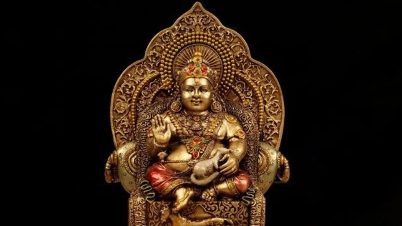 वास्तुशास्त्रानुसार, जर तुम्हाला तुमच्या मनातील इच्छा पूर्ण करायच्या असतील तर तुम्ही तुमच्या घराच्या दक्षिण दिशेला कुबेर यंत्र स्थापित करावे. दिवाळीपूर्वी असे केल्याने अधिक शुभ परिणाम मिळतील. हा सोपा विधी भगवान कुबेरला प्रसन्न करतो आणि तुमच्या सर्व इच्छा पूर्ण करतो.