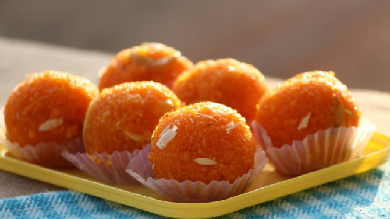 लाडूचे प्रकार आणि खव्यापासून बनवलेली मिठाई चार दिवसांपर्यंत खाण्यालायक असते. मिल्ककेक, पेढा, बर्फी, मोतीचूरचे लाडू, नारळाचे लाडू, मोतीपाक यांचा त्यात समावेश असतो. 
